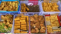 Pasar Takjil Blitar ini juga banyak menghadirkan penjual gorengan. Salah satunya penjual gorengan yang menggelar dagangannya di sisi kanan ini. Harga per buahnya dibanderol Rp 2.500. Foto: detikFood / Yenny Mustika Sari