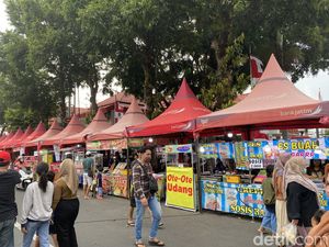 Di Pasar Takjil Blitar Ada Es Pleret hingga Bungeoppang