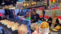 Jajanan kekinian juga bisa kamu temui di Pasar Takjil Blitar. Salah satunya penjual bungeoppang atau kue ikan ala Korea. Bungeoppang yang ditawarkan seorang penjual ini laris-manis diserbu pembeli. Foto: detikFood / Yenny Mustika Sari