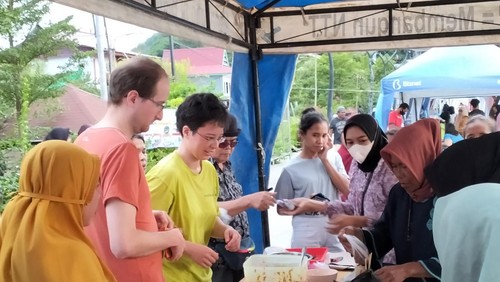 Pengunjung berburu takjil di stand milik Suriati M. Saleh di Pasar Ramadan Kampung Air, Labuan Bajo.