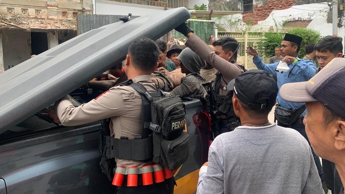 Pekerja tertimpa bangunan roboh di Makassar, Sulsel dievakuasi ke Rumah Sakit.