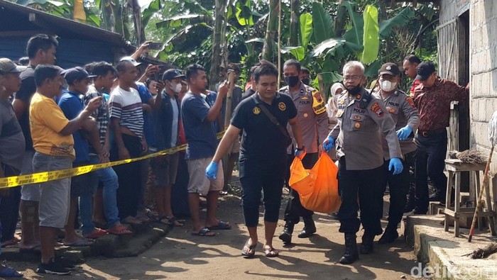 Polisi berhasil menangkap pelaku pembunuhan wanita di Cepogo Boyolali, Jawa Tengah. Jumiyem, wanita penjual bubur ditemukan tewas di rumahnya, Kamis (6/4/2023).
