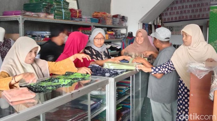 Pelanggan menyerbu rumah tenun di Lamongan jelang lebaran