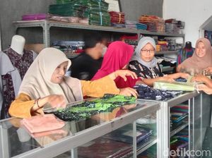 Berkah Ramadhan Perajin Kain Tenun Lamongan Cuan Ratusan Juta