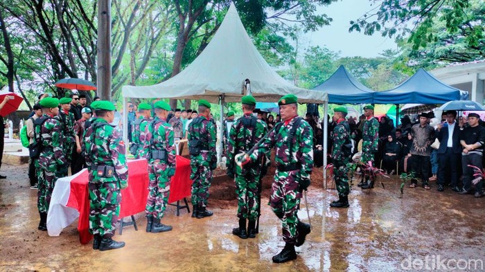 Pemakaman Rapsel Ali di TMP Panaikang, Kota Makassar, Sulawesi Selatan.