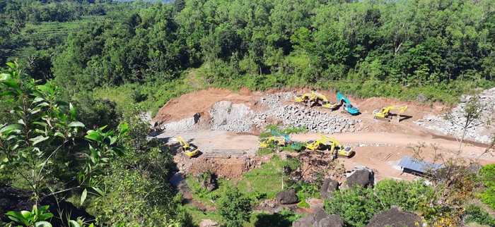Pembangunan jalan alternatif Gunungkidul-Sleman yang membelah air terjun Kedung Kandang. Foto diunggah Senin (10/4/2023).