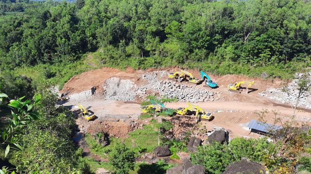 Pembangunan jalan alternatif Gunungkidul-Sleman yang membelah air terjun Kedung Kandang. Foto diunggah Senin (10/4/2023).