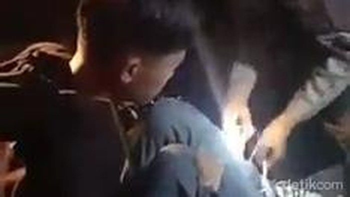 Pemuda Karawang yang diikat dan dibuang di jalan.