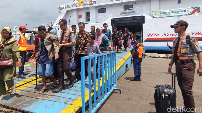 Pemudik turun dari kapal yang berlabuh di Pelabuhan Tanjung Emas Semarang, Senin (10/4/2023).