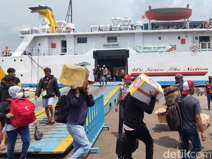 Pemudik turun dari kapal yang berlabuh di Pelabuhan Tanjung Emas Semarang, Senin (10/4/2023).