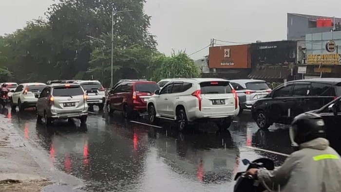 Penampakan macet di sekitar Jl Pangeran Antasari, Jaksel Senin (10/4/2023) pagi.