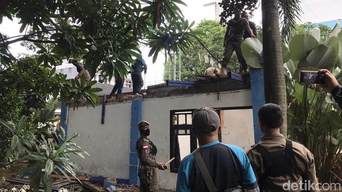 Penertiban bangunan liar oleh Satpol PP Bandung di kawasan Cikapundung River Spot, Senin (10/4/2023).