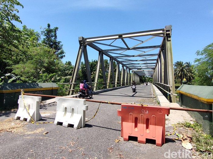 Pengendara motor melintas di Jembatan Glagah, Kulon Progo, DIY, Senin (10/4/2023).