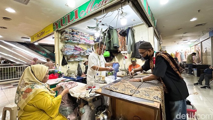 Penjahit di Pasar Mayestik Banjir Pesanan Baju Lebaran Sejumlah penjahit mengerjakan pesanan baju lebaran di Pasar Mayestik, Jakarta, Senin (10/4/2023).