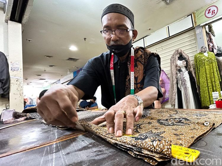 Penjahit di Pasar Mayestik Banjir Pesanan Baju Lebaran