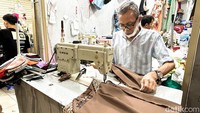 Para penjahit bersyukur pada tahun ini pelanggan mulai kembali lagi datang untuk menjahit baju Lebaran.  