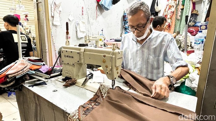 Penjahit di Pasar Mayestik Banjir Pesanan Baju Lebaran Sejumlah penjahit mengerjakan pesanan baju lebaran di Pasar Mayestik, Jakarta, Senin (10/4/2023).