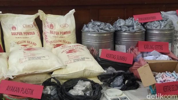 Barang bukti bahan peledak dan tersangka yang diamankan Polresta Magelang.