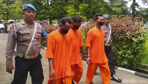 Barang bukti bahan peledak dan tersangka yang diamankan Polresta Magelang.
