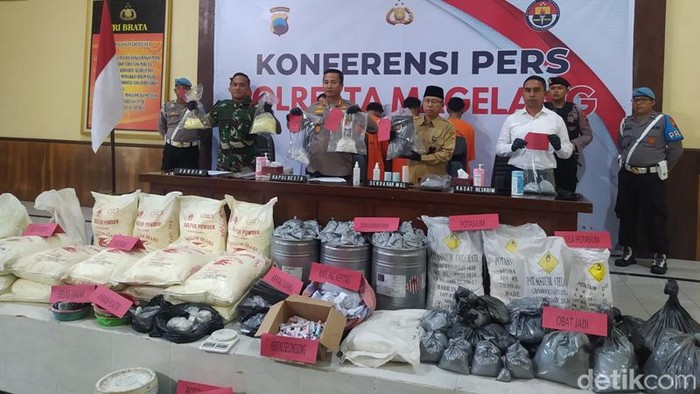 Barang bukti bahan peledak dan tersangka yang diamankan Polresta Magelang.