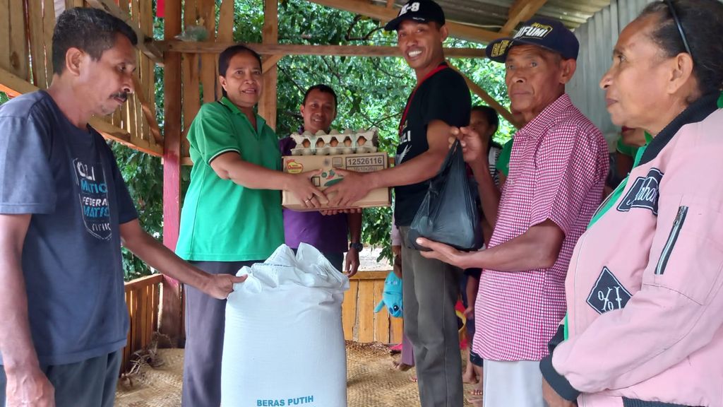 Penyerahan bantuan kepada warga