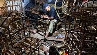 Kesibukan serupa juga tampak di sebuah rumah produksi rotan parsel di Aceh Besar, Aceh. Menjelang Lebaran, permintaan konsumen semakin meningkat. ANTARA FOTO/Irwansyah Putra