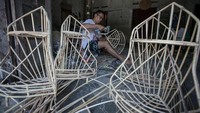 Perajin menyelesaikan pembuatan kerajinan keranjang parsel rotan di Desa Trangsan, Gatak, Sukoharjo, Jawa Tengah, Senin (10/4/2023). ANTARA FOTO/Mohammad Ayudha