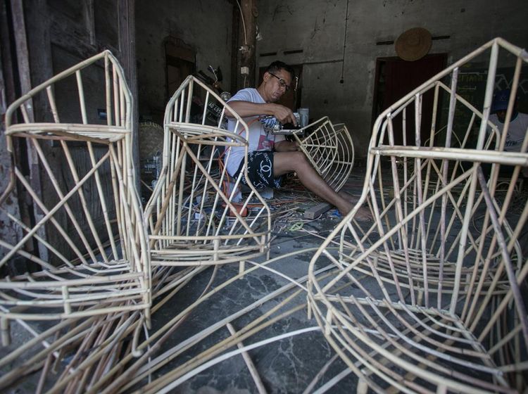 Perajin Rotan Parcel Lebaran Banjir Pesanan