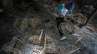 Menurut perajin permintaan keranjang parsel rotan menjelang Lebaran naik hingga dua kali lipat jika dibandingkan hari biasa, dengan harga jual satuan Rp10 ribu hingga Rp40 ribu tergantung ukuran dan pasarkan ke Solo, Yogyakarta, dan Magelang. ANTARA FOTO/Mohammad Ayudha
