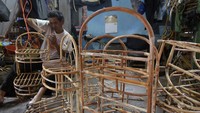 Selain perajin rotan di Desa Trangsan, Gatak, Sukoharjo, perajin rotan parsel di Bandar Lampung ini juga kebanjiran pesanan. Perajin ini menjual keranjang rotan dengan harga Rp20.000 hingga Rp200.000 tergantung ukuran dan model keranjang. ANTARA FOTO/Ardiansyah