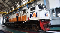 Petugas melakukan perawatan lokomotif di Dipo Stasiun Kereta Api (KA) Madiun, Jawa Timur, Senin (10/4/2023).