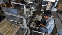 Menurut perajin, permintaan oven untuk membuat kue pada bulan Ramadan meningkat hingga tiga kali lipat dibanding hari biasa dengan harga jual Rp 100 ribu-Rp 300 ribu tergantung ukuran dan jenis bahan, permintaan banyak datang dari Provinsi Palembang dan sejumlah Kabupaten dan Kota di Lampung.
