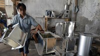 Perajin menyelesaikan pembuatan oven di Bandar Lampung, Lampung, Senin (10/4/2023).