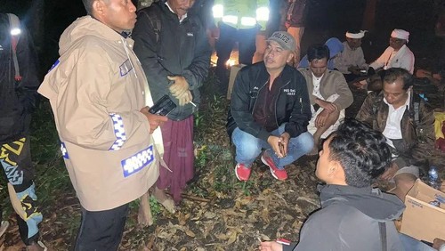 Personel Polsek Kintamani bersama masyarakat bersiap mengevakuasi pria yang meninggal di Bukit Pura Tuluk Biu, Bukit Abang, Desa Abang Songan, Kecamatan Kintamani, Bangli,Bali, Minggu (9/4/2023) malam.