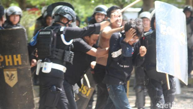 Peserta demonstrasi menolak UU Ciptaker di Palopo saat ditangkap polisi.