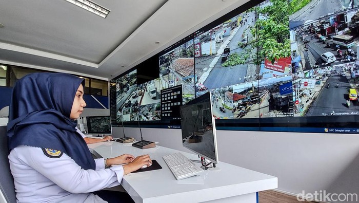 Petugas Dishub Monitoring Arus Lalu lintas di KBB dari Ruang ATCS.