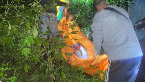 Polisi dibantu warga mengevakuasi mayat DS yang ditemukan membusuk di tepi Sungai Wae Racang, Desa Golo Leleng, Kecamatan Sano Nggoang, Kabupaten Manggarai Barat, NTT, Senin (10/4/2023).