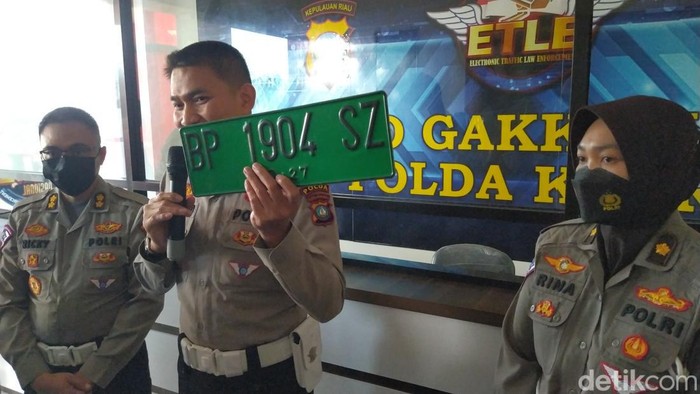 Polisi menunjukkan plat hijau untuk kendaraan completely built up (CBU) di kawasan perdagangan Bebas atau FTZ.
