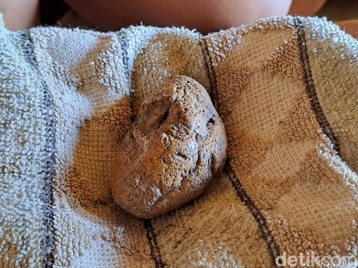 Ponari menunjukkan batu petirnya