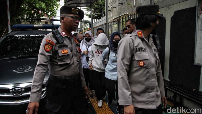 Potret AG Tiba di PN Jaksel, Siap Jalani Sidang Vonis Penganiayaan David Terdakwa kasus penganiayaan David Ozora, Agnes Gracia atau AG, tiba di Pengadilan Negeri Jakarta Selatan, Senin (10/4/2023). Pantauan detikcom di lokasi, AG tiba di Pengadilan Negeri Jakarta Selatan (PN Jaksel), sekitar pukul 12.40 WIB. AG tak mengucapkan kalimat apapun saat memasuki ruang sidang.
