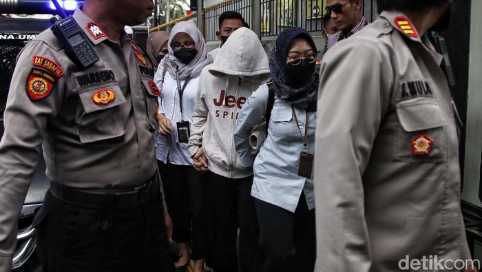Terdakwa kasus penganiayaan David Ozora, Agnes Gracia atau AG, tiba di Pengadilan Negeri Jakarta Selatan, Senin (10/4/2023). Pantauan detikcom di lokasi, AG tiba di Pengadilan Negeri Jakarta Selatan (PN Jaksel), sekitar pukul 12.40 WIB. AG tak mengucapkan kalimat apapun saat memasuki ruang sidang.