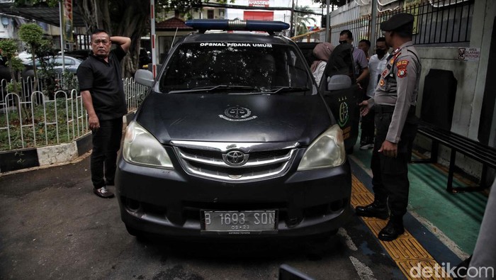 Potret AG Tiba di PN Jaksel, Siap Jalani Sidang Vonis Penganiayaan David Terdakwa kasus penganiayaan David Ozora, Agnes Gracia atau AG, tiba di Pengadilan Negeri Jakarta Selatan, Senin (10/4/2023). Pantauan detikcom di lokasi, AG tiba di Pengadilan Negeri Jakarta Selatan (PN Jaksel), sekitar pukul 12.40 WIB. AG tak mengucapkan kalimat apapun saat memasuki ruang sidang.