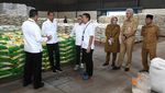 Potret Jokowi Bagikan Bansos Beras Bareng Ganjar