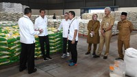 Penyaluran bansos tersebut digelar di Perum Bulog Pusat Distribusi Ngabeyan, Kabupaten Sukoharjo, Provinsi Jawa Tengah, pada Senin, (10/4/2023).
