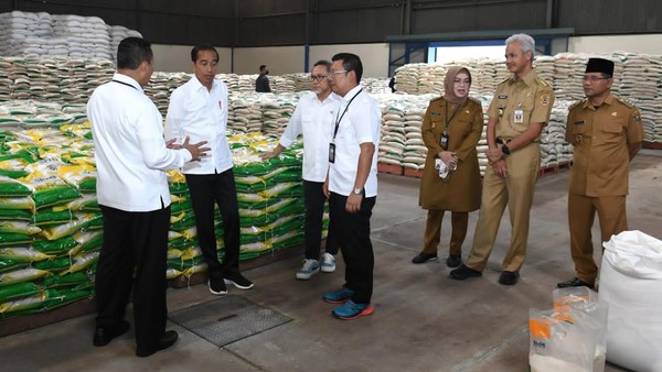 Potret Jokowi Bagikan Bansos Beras Bareng Ganjar