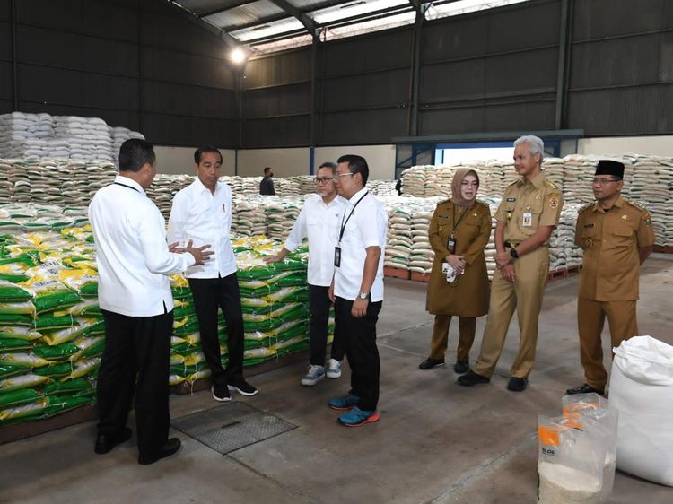 Potret Jokowi Bagikan Bansos Beras Bareng Ganjar
