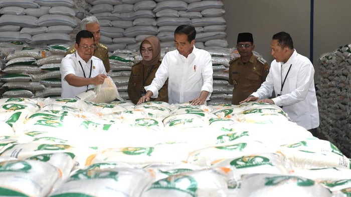 Potret Jokowi Bagikan Bansos Beras Bareng Ganjar