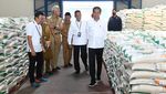 Potret Jokowi Bagikan Bansos Beras Bareng Ganjar