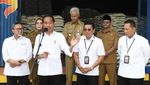 Potret Jokowi Bagikan Bansos Beras Bareng Ganjar