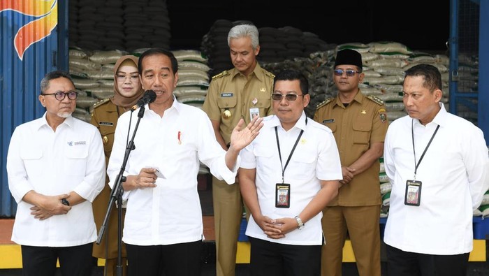 Potret Jokowi Bagikan Bansos Beras Bareng Ganjar